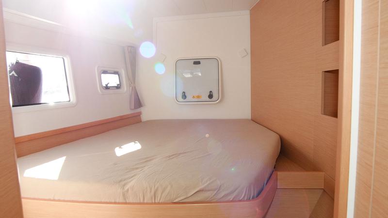 Book yachts online - catamaran - Lagoon 42 - Moonlight - rent