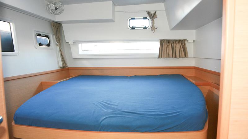 Book yachts online - catamaran - Lagoon 42 - Moonlight - rent