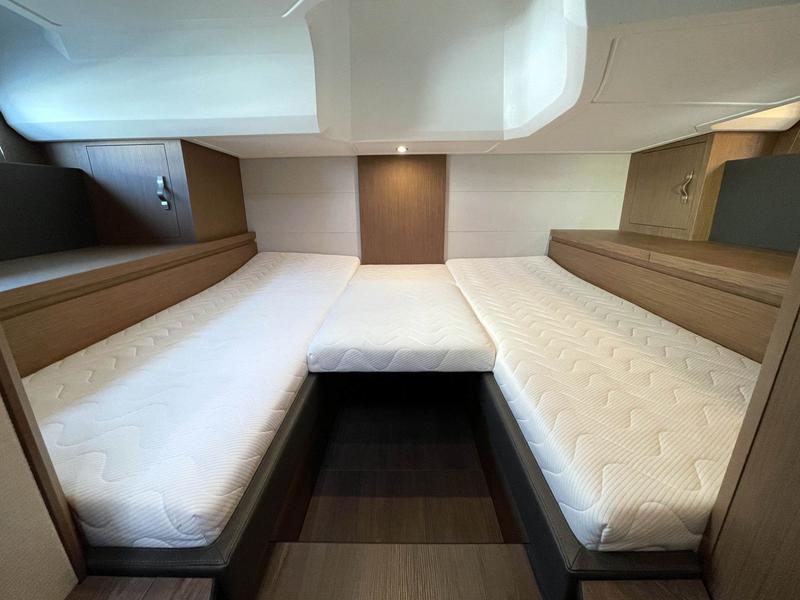 Book yachts online - motorboat - Beneteau GT 40 - Midnight - rent