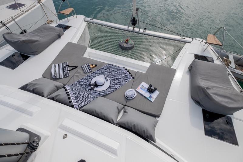 Book yachts online - catamaran - Fountaine Pajot Astréa 42 - Sissy- A/C &amp; Watermaker &amp; Generator &amp; Electrical Platform - 4+2 Cabins/4 Heads - rent