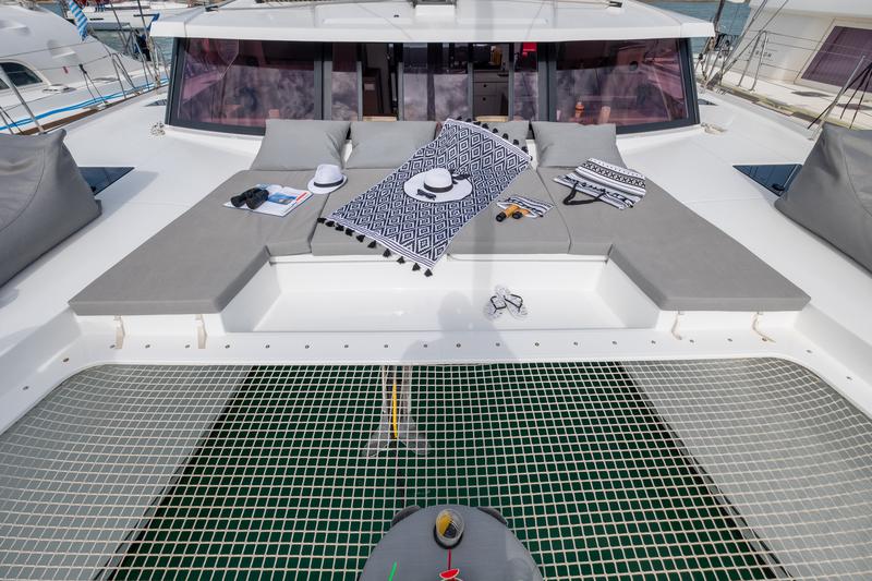Book yachts online - catamaran - Fountaine Pajot Astréa 42 - Sissy- A/C &amp; Watermaker &amp; Generator &amp; Electrical Platform - 4+2 Cabins/4 Heads - rent