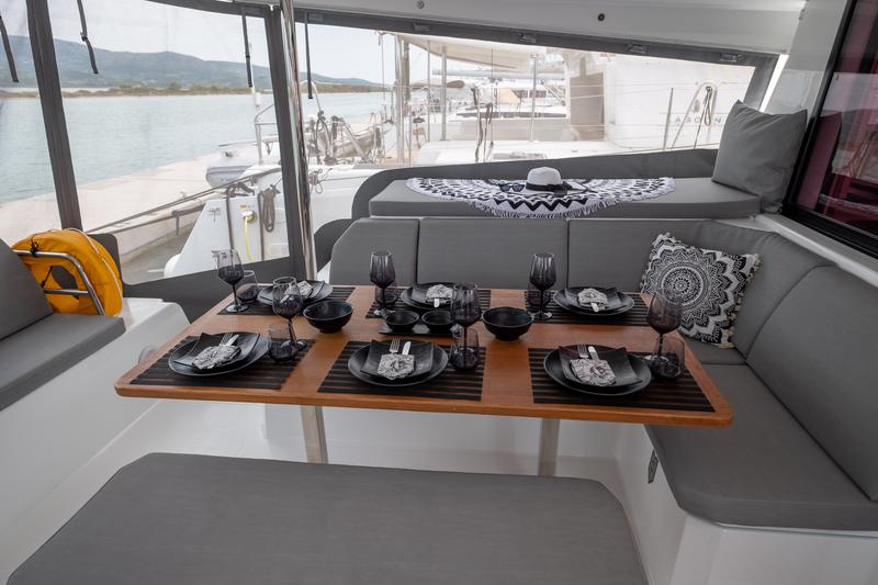 Book yachts online - catamaran - Fountaine Pajot Astréa 42 - Sissy- A/C &amp; Watermaker &amp; Generator &amp; Electrical Platform - 4+2 Cabins/4 Heads - rent