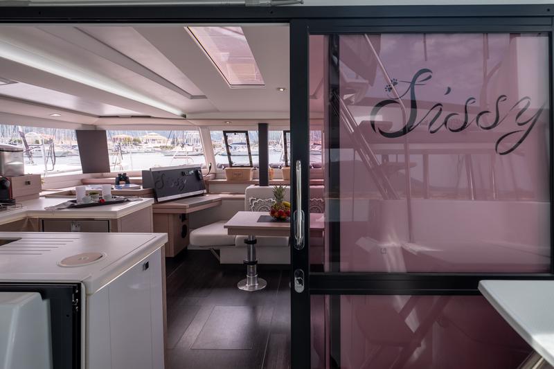 Book yachts online - catamaran - Fountaine Pajot Astréa 42 - Sissy- A/C &amp; Watermaker &amp; Generator &amp; Electrical Platform - 4+2 Cabins/4 Heads - rent