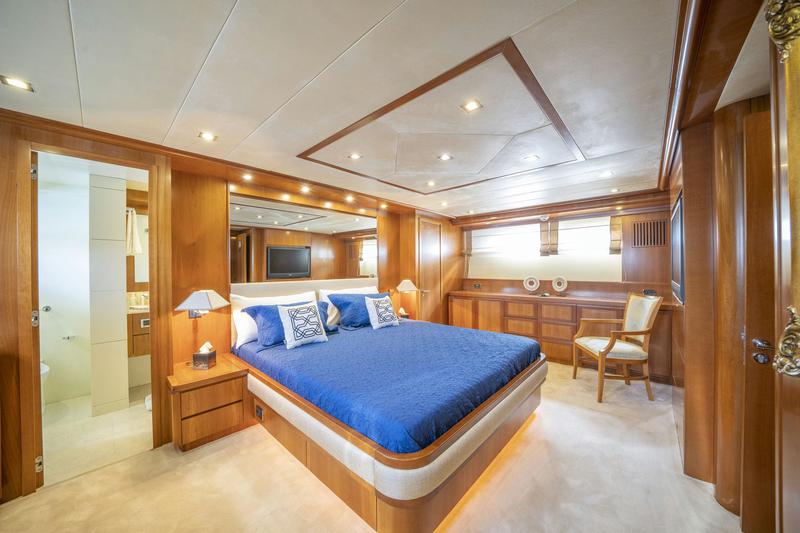 Book yachts online - motorboat - Falcon 115 - Sanref - rent