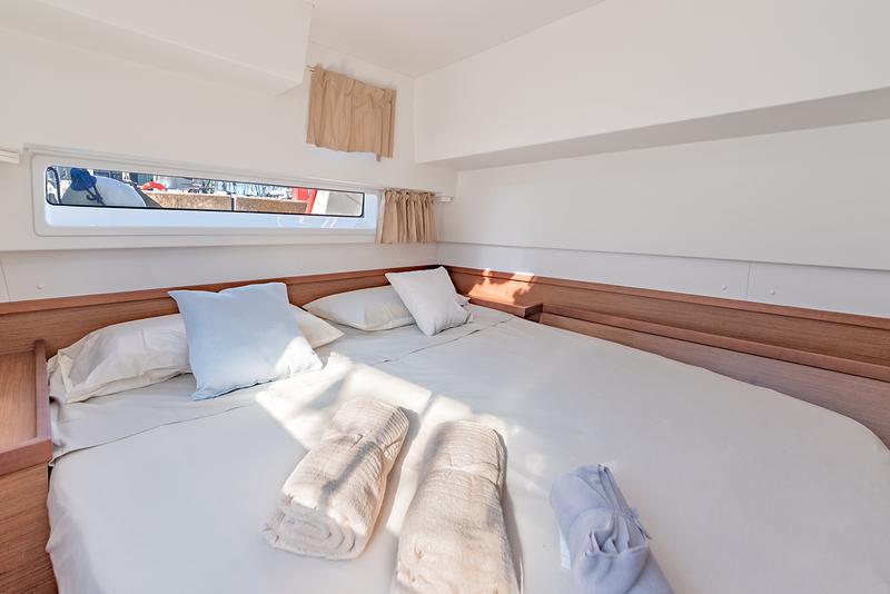 Book yachts online - catamaran - Lagoon 42 - Beatrix - rent