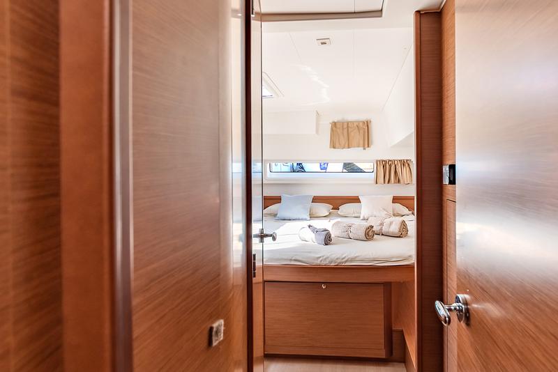 Book yachts online - catamaran - Lagoon 42 - Beatrix - rent