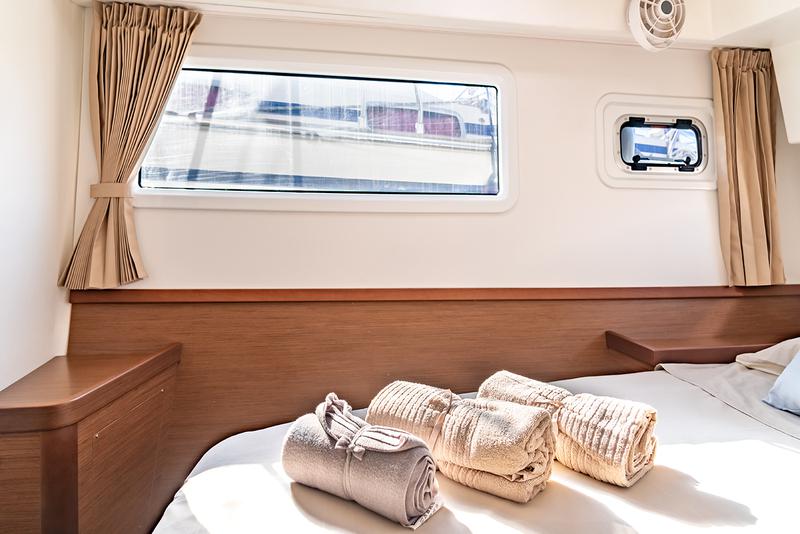 Book yachts online - catamaran - Lagoon 42 - Beatrix - rent