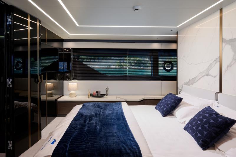 Book yachts online - motorboat - Explorer 62 Fly - Blue Moon - rent