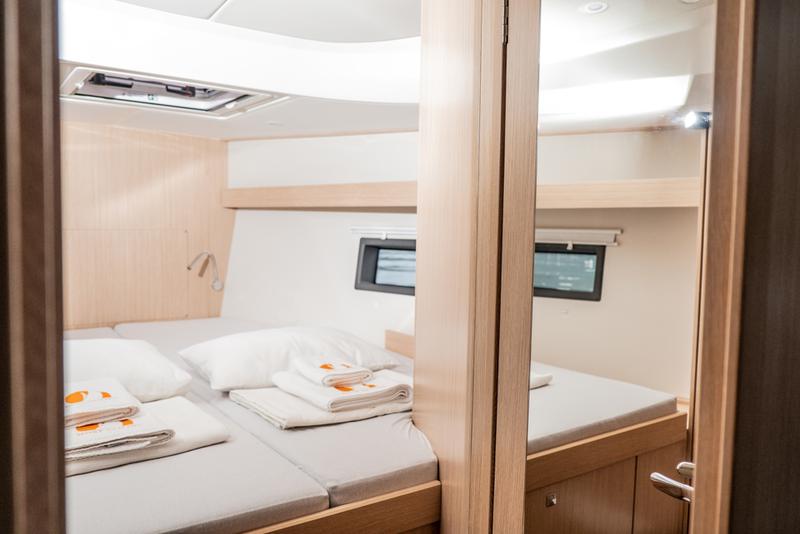 Book yachts online - sailboat - Bavaria C42 - ARUNA - rent
