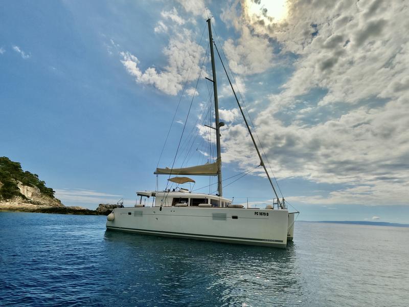 Book yachts online - catamaran - Lagoon 450  Flybridge - Zia Nella - rent