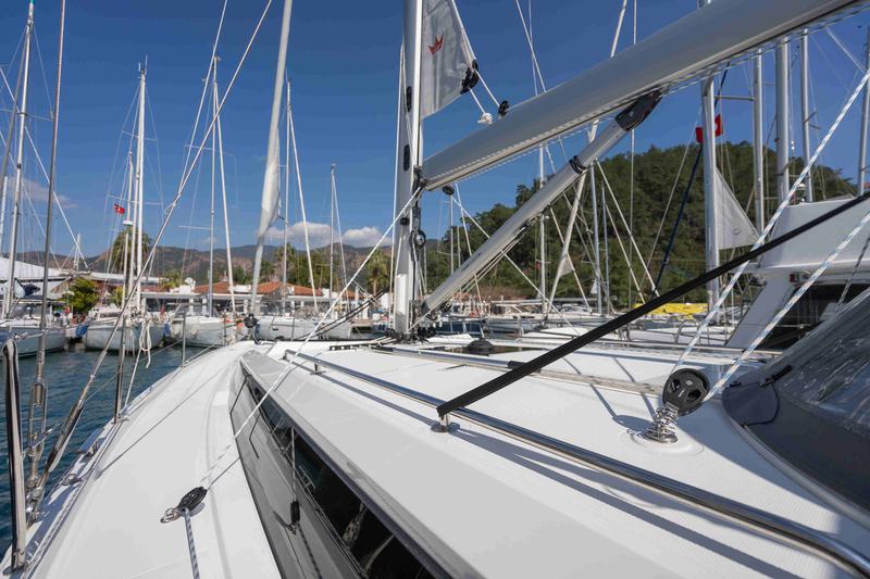 Book yachts online - sailboat - Bavaria 42 Cruiser - Joy - rent