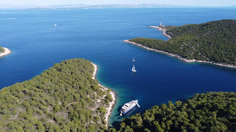 Book yachts online - motorboat - Motoryacht - Lupus Mare - rent