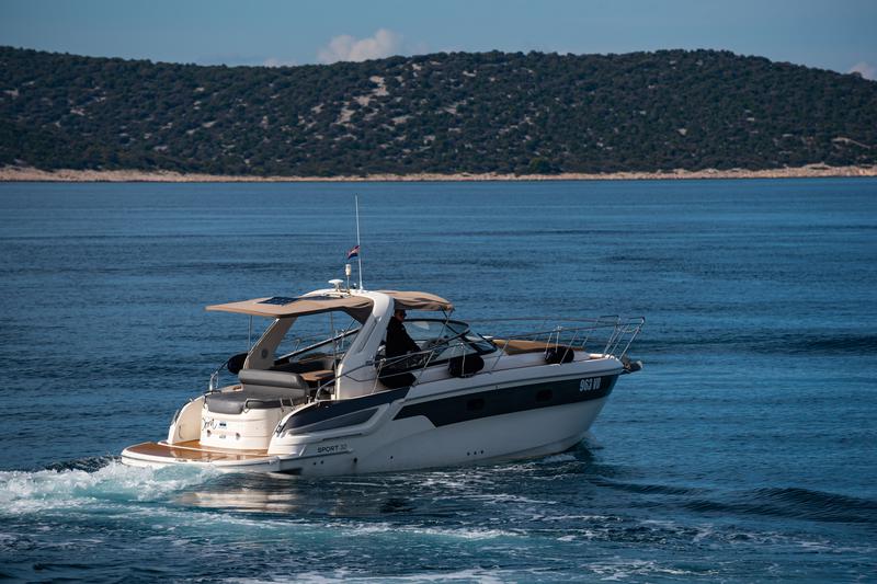 Book yachts online - motorboat - Bavaria 32 Sport - Dora - rent