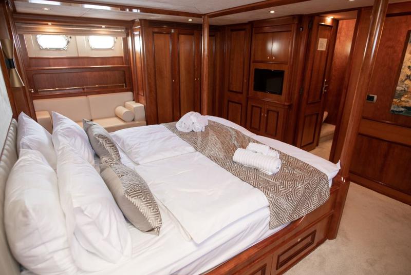 Book yachts online - motorboat - Motoryacht - Sea Breeze II - rent