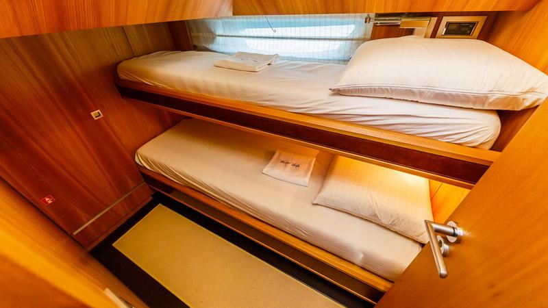 Book yachts online - motorboat - Cayman 70 - Secret Life - rent
