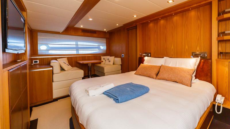 Book yachts online - motorboat - Cayman 70 - Secret Life - rent