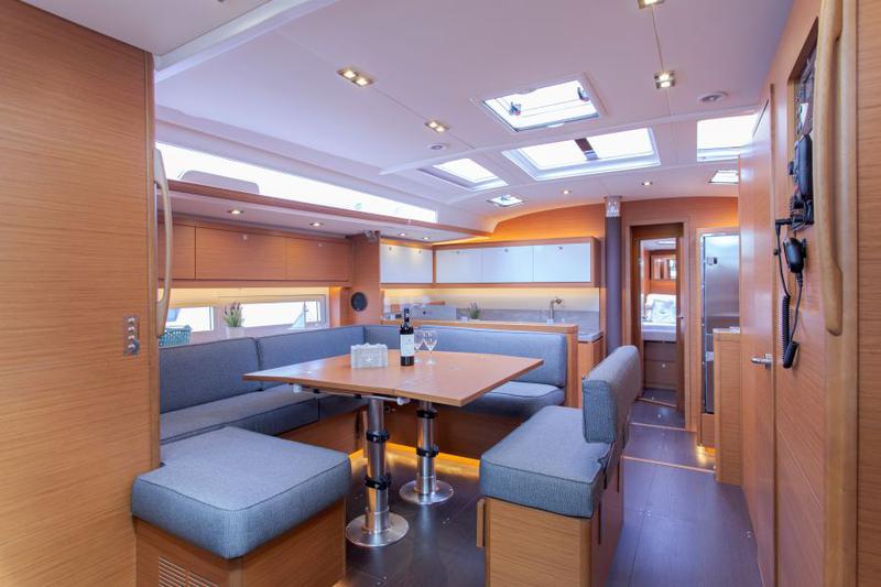Book yachts online - sailboat - Dufour 530 - ASTRID - rent