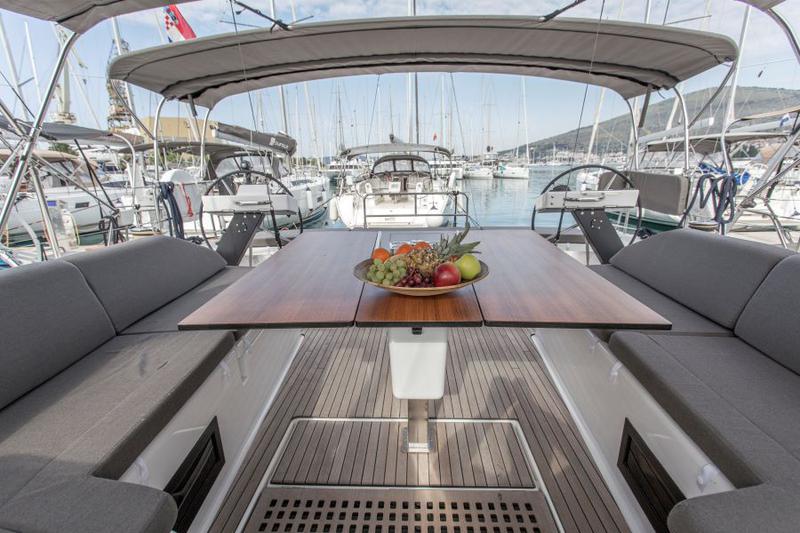 Book yachts online - sailboat - Dufour 530 - ASTRID - rent