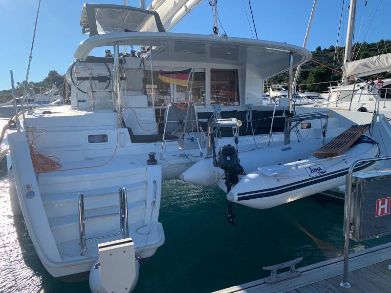 Book yachts online - catamaran - Lagoon 400 S2 - Victoria - rent