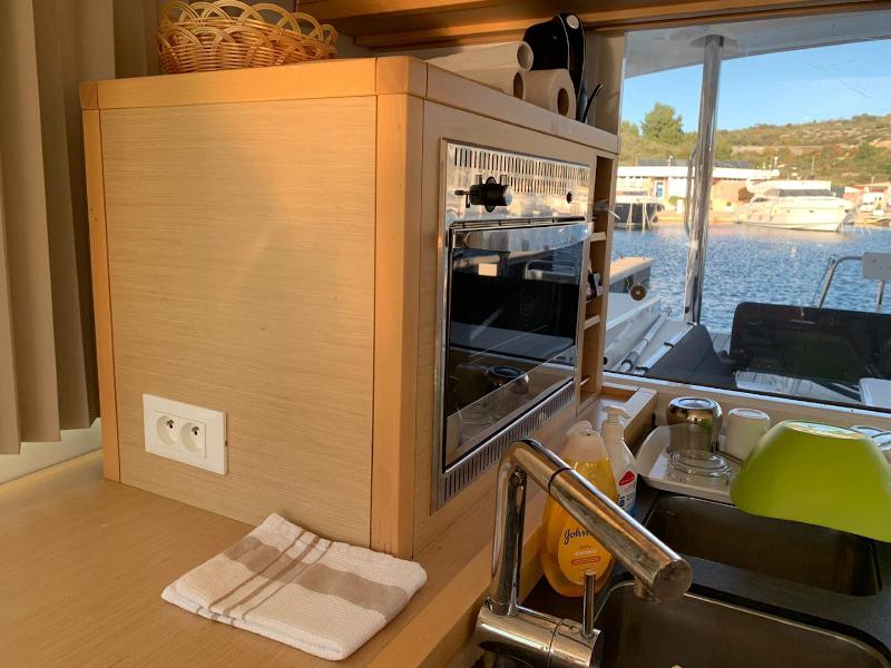 Book yachts online - catamaran - Lagoon 400 S2 - Victoria - rent