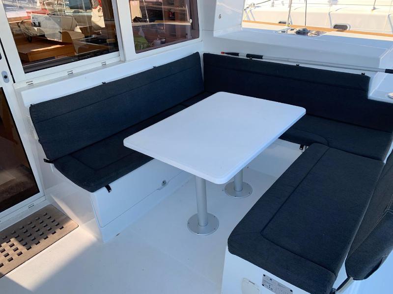 Book yachts online - catamaran - Lagoon 400 S2 - Victoria - rent