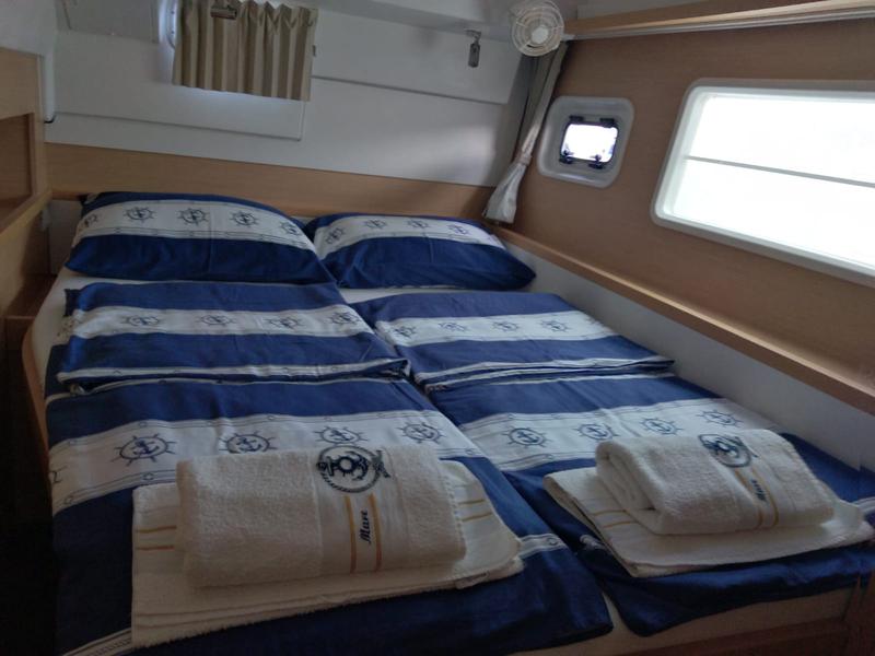 Book yachts online - catamaran - Lagoon 400 S2 - Victoria - rent