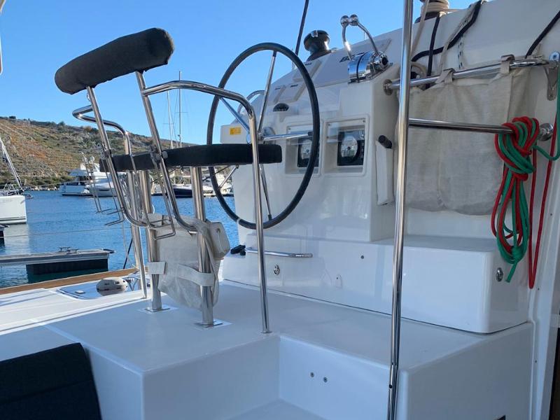 Book yachts online - catamaran - Lagoon 400 S2 - Victoria - rent