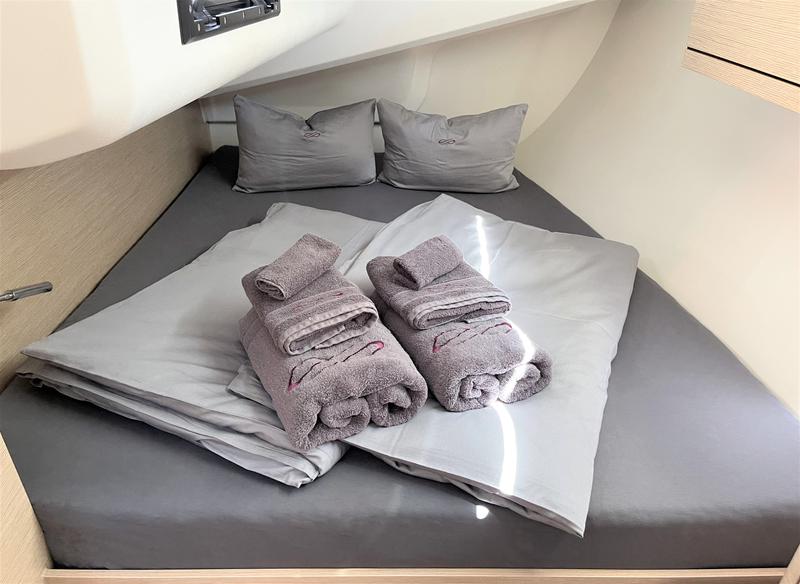 Book yachts online - sailboat - Hanse 418 - Infinity of Wisdom - rent