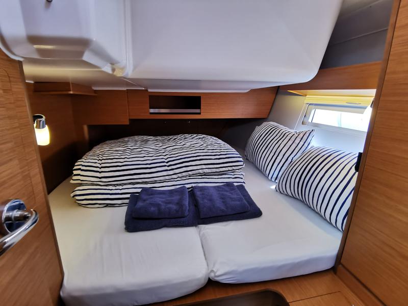 Book yachts online - sailboat - Dufour 390 Grand Large - Antares - rent