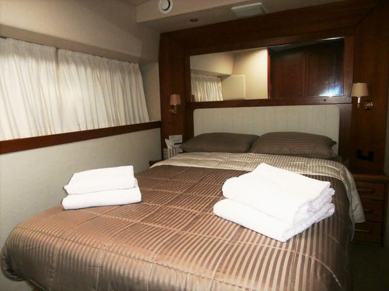Book yachts online - motorboat - Riviera 48 Flybridge - MARINA - rent