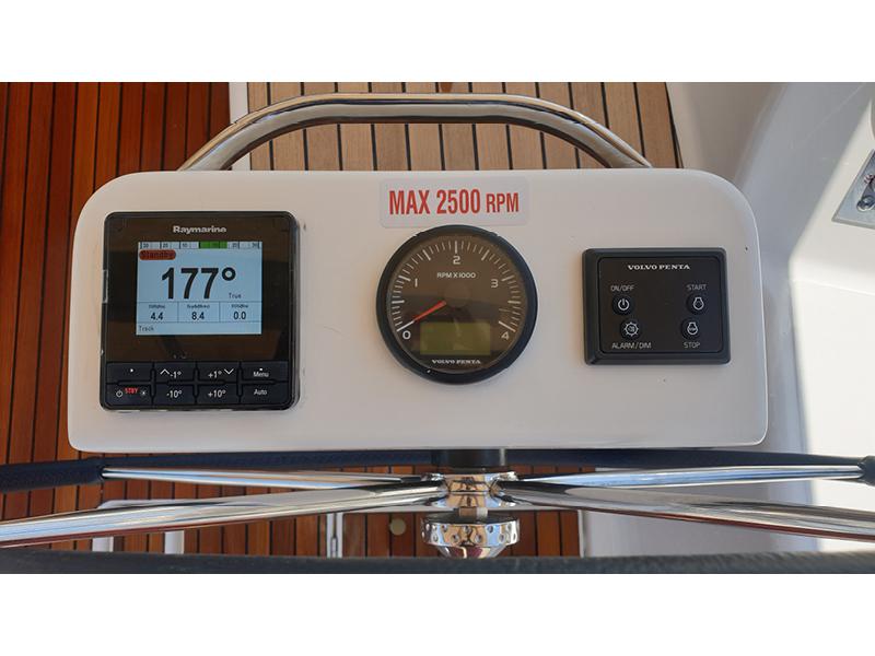 Book yachts online - sailboat - Dufour 390 Grand Large - Ruža - rent