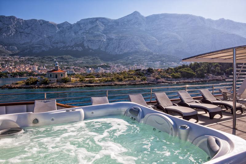 Book yachts online - motorboat - Luxury Motor Yacht - Diamond - rent