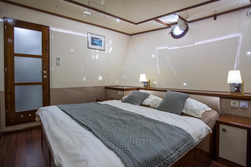 Book yachts online - motorboat - Luxury Motor Yacht - Diamond - rent