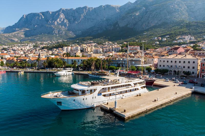 Book yachts online - motorboat - Luxury Motor Yacht - Diamond - rent