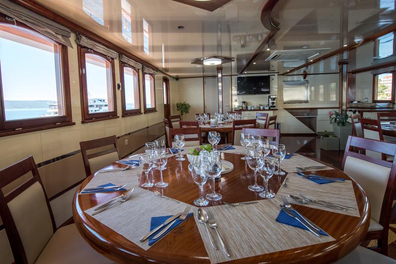 Book yachts online - motorboat - Luxury Motor Yacht - Diamond - rent