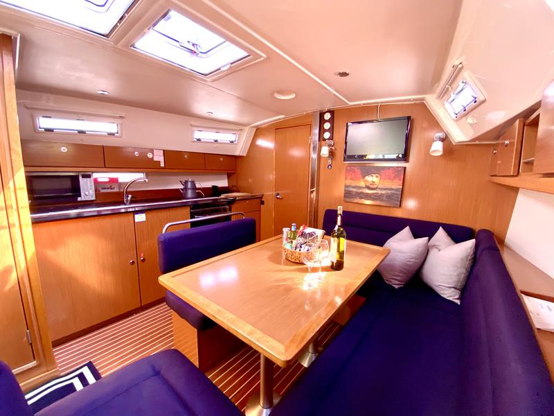 Book yachts online - sailboat - Bavaria Cruiser 40 - Priceless - rent