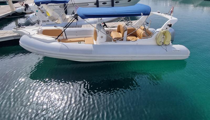 Book yachts online - motorboat - AGA Marine Spirit 640 - AGA - rent