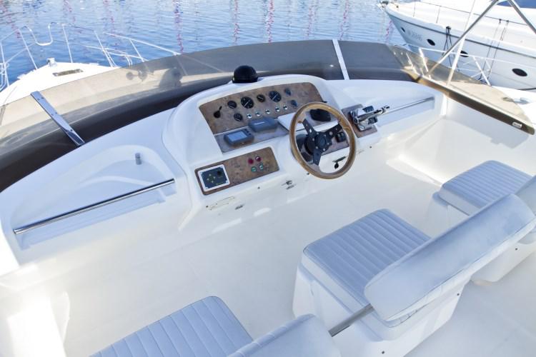 Book yachts online - motorboat - Princess 470 - Antares II - rent