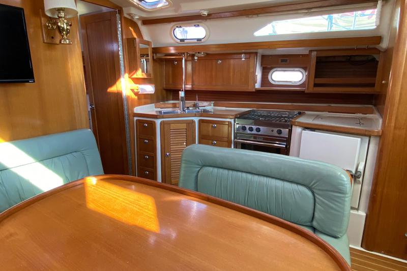 Book yachts online - sailboat - Catalina 42 - Totus Tuus - rent
