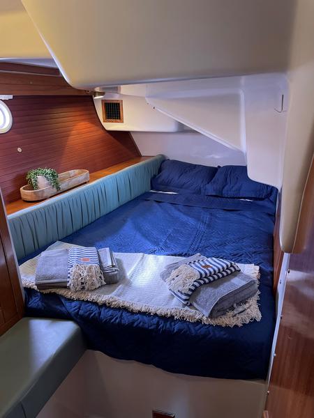 Book yachts online - sailboat - Catalina 42 - Totus Tuus - rent