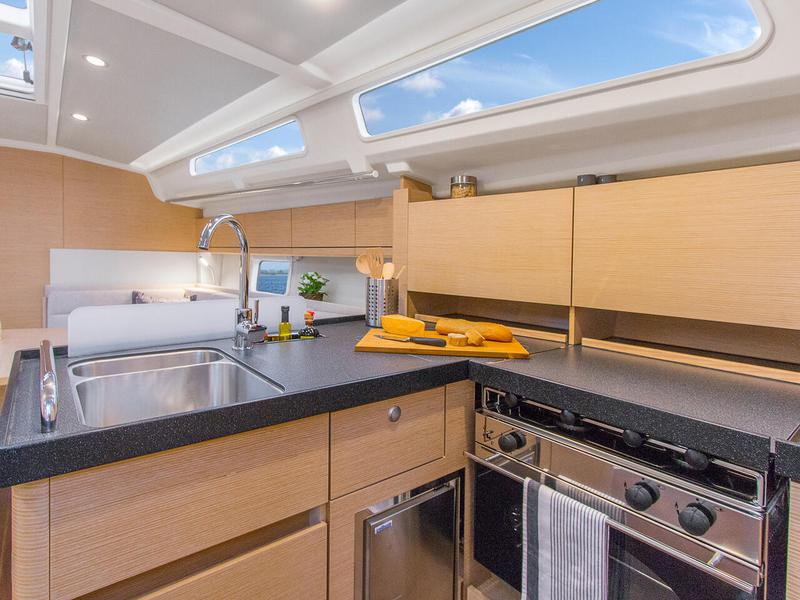 Book yachts online - sailboat - Hanse 418 - Dafne - rent