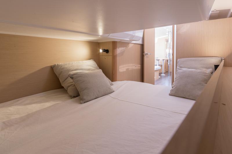 Book yachts online - sailboat - Hanse 418 - Dafne - rent
