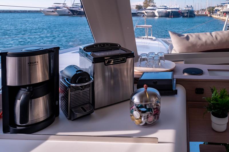 Book yachts online - catamaran - Fountaine Pajot Isla 40 - Artemis  - rent