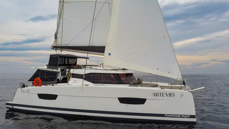 Book yachts online - catamaran - Fountaine Pajot Isla 40 - Artemis  - rent