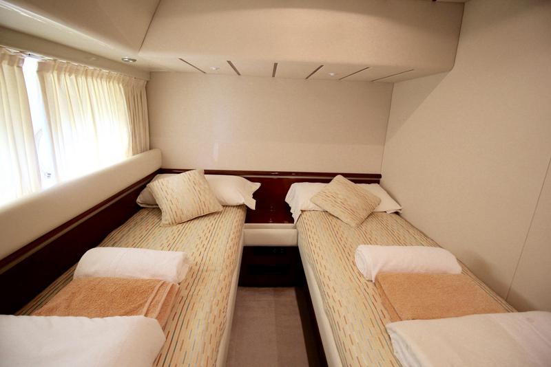 Book yachts online - motorboat - Ferretti 175 FLY - Tres Sirenas - rent