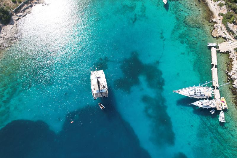 Book yachts online - catamaran - Lagoon 450  Fly - Black Duck - rent