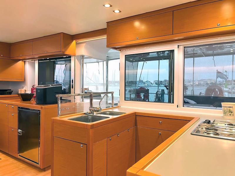 Book yachts online - catamaran - Lagoon 450  Fly - Black Duck - rent