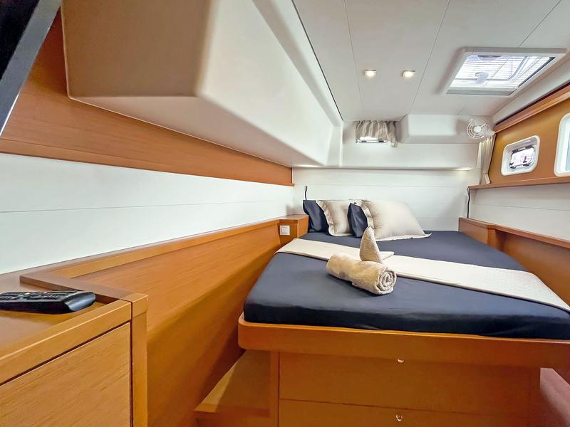 Book yachts online - catamaran - Lagoon 450  Fly - Black Duck - rent