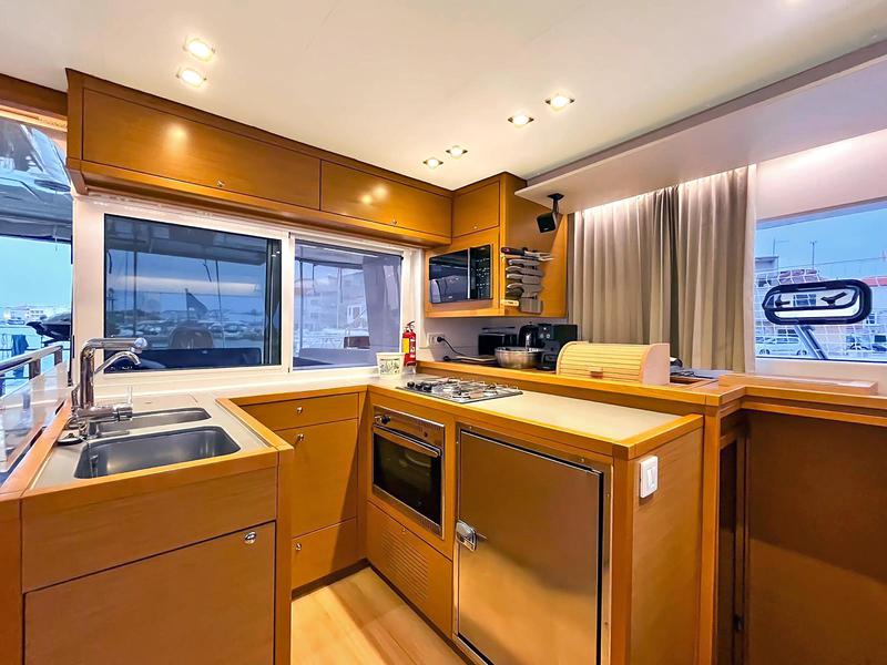 Book yachts online - catamaran - Lagoon 450  Fly - Black Duck - rent