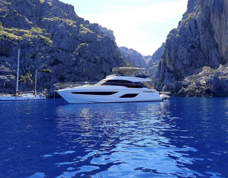 Book yachts online - motorboat - Bavaria R55 Fly - Valluga - rent